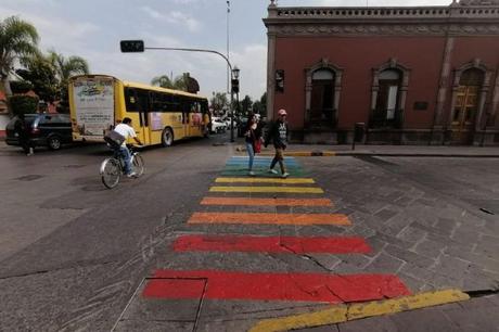 Pintan paso peatonal de Carranza con bandera LGBTTTIQ