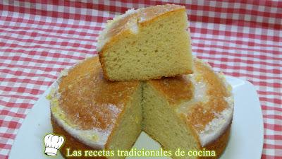 Receta fácil de bizcocho de limón y canela muy esponjoso y con glasa de limón