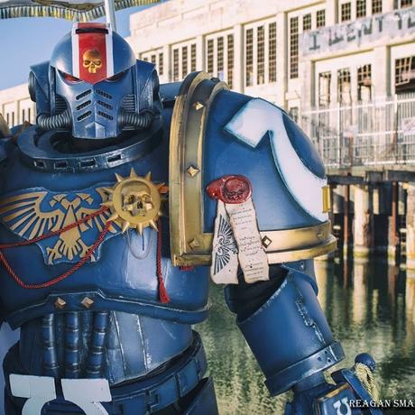 Genial cosplay de teniente Primaris de los Ultramarines