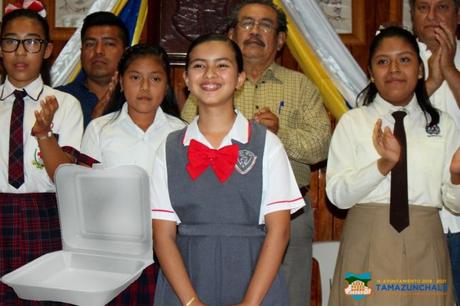 Niña en Tamazunchale crea producto natural para degradar el unicel