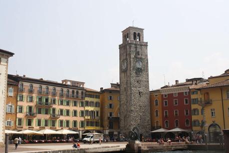 Clock-tower-at-Riva-del-Garda ▷ Comentario sobre las 9 mejores cosas que hacer en el lago de Garda, Italia con niños por Paul Farrell