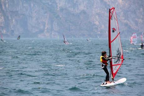 Boy-windsurfing-at-Lake-Garda ▷ Comentario sobre las 9 mejores cosas que hacer en el lago de Garda, Italia con niños por Paul Farrell