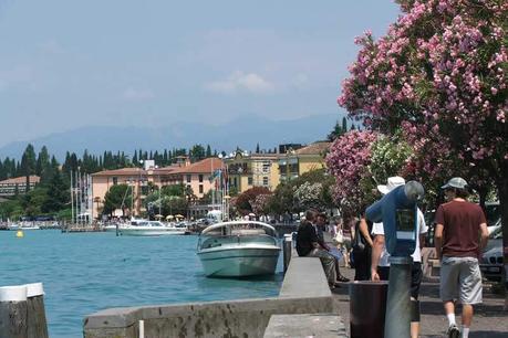 Sirmione-waterfront-things-to-do-at-lake-garda-italy ▷ Comentario sobre las 9 mejores cosas que hacer en el lago de Garda, Italia con niños por Paul Farrell