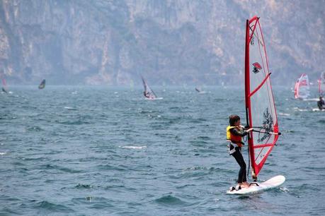 Boy-windsurfing-at-Lake-Garda ▷ Comenta las 9 mejores cosas que hacer en el lago de Garda, Italia con niños de Caz
