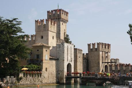 Sirmione-Castle ▷ Comenta las 9 mejores cosas que hacer en el lago de Garda, Italia con niños de Caz