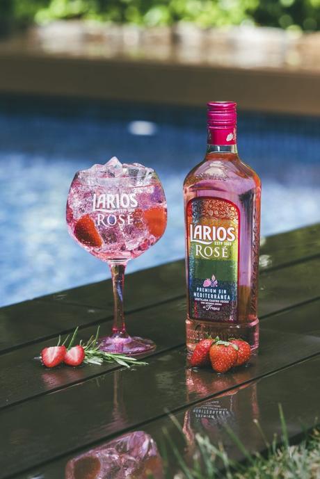 Larios viste sus botellas de colores para celebrar el Orgullo Larios viste sus botellas de colores para celebrar el Orgullo