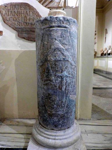 Lápidas geométricas romanas en el Capitolio de Roma