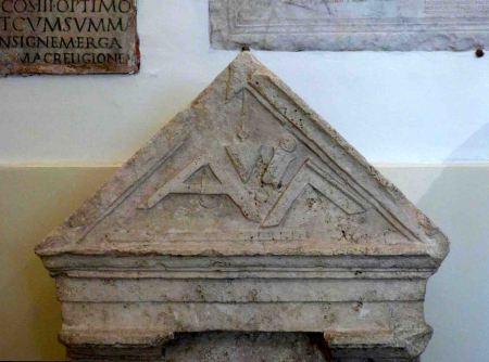 Lápidas geométricas romanas en el Capitolio de Roma