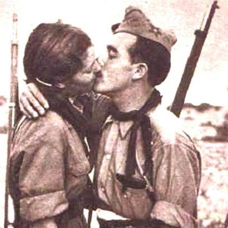 El beso (A ellos, que por amor a la vida y a la libertad, perdieron su vida y su libertad)