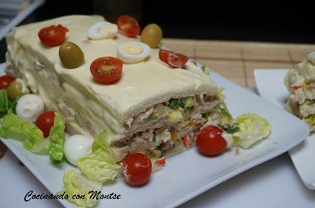 Pastel frío de pan de molde con atún