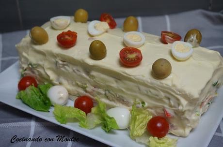 Pastel frío de pan de molde con atún