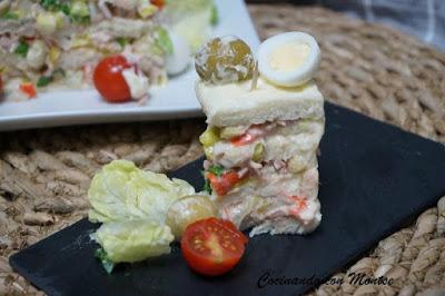 Pastel frío de pan de molde con atún