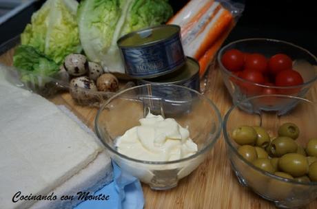 Pastel frío de pan de molde con atún