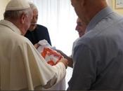 Papa Francisco recibe Vaticano camiseta libertad Lula