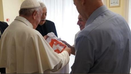 Papa Francisco recibe en el Vaticano una camiseta por la libertad de Lula