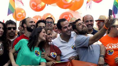 Ciudadanos protagoniza su show en la fiesta del Orgullo.