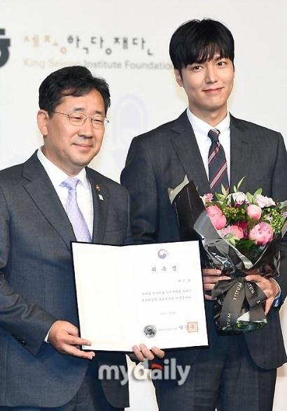 Así de hermoso lució Lee Min ho en la ceremonía de nombramiento de embajador del Instituto Rey Sejong