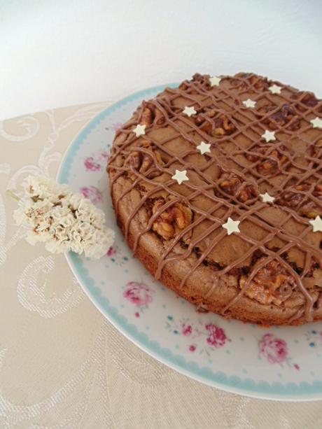 Pastel de nueces, chocolate y aove