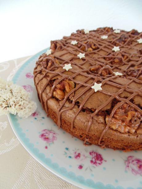 Pastel de nueces, chocolate y aove