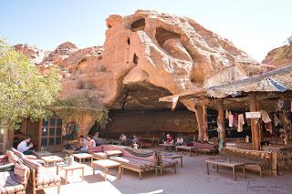 Frente al Monasterio Al-Deir, en la ciudad de Petra hay donde relajarse y tomar algo. Viajes_Abuelohara_Jordania