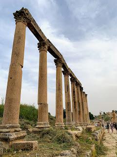Columnas que flanquean el Cardus máximus en la ciudad romana de Jerash. Viajes_Abuelohara_Jordania