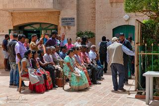 Grupo de turistas observan atentos las instrucciones de su guía en Mádaba. Viajes_Abuelohara_Jordania