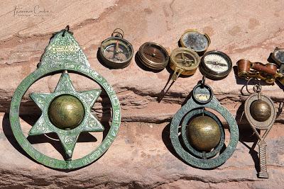 Objetos para la orientación, de venta en la ciudad de Petra. Viajes_Abuelohara_Jordania