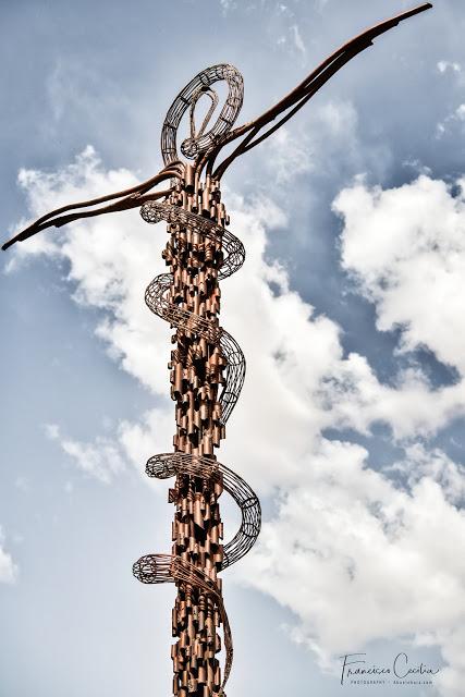 Cruz en el Monte Nebo con la serpiente que vio Moises en el desierto. Viajes_Abuelohara_Jordania