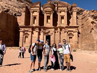 Grupo de viajeros frente al Monasterio. Petra. Abuelohara_Viajes_Jordania