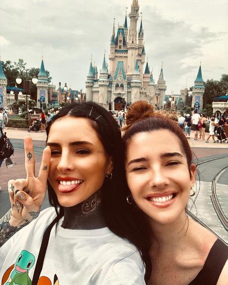 Cande Tinelli y su amiga posaron junto al castillo de Magic Kingdom (Instagram)