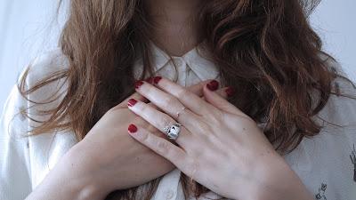 Manicura en color rojo con las uñas cortas