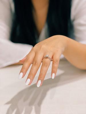 Manicura en blanco con un detalle brillante en el dedo anular Manicura en blanco con un detalle brillante en el dedo anular