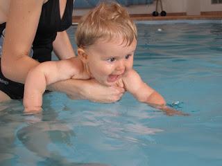 Juegos en la piscina para bebés