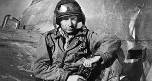 BAJO UN CIELO ESCARLATA