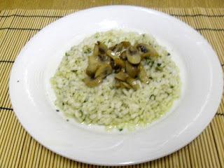 Plato con arroz y champiñones salteados y pesto