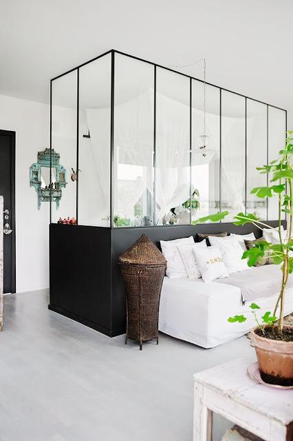 Un minipiso sueco con decoración de India, Grecia e Ibiza