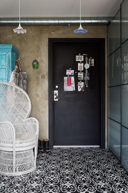 Un minipiso sueco con decoración de India, Grecia e Ibiza