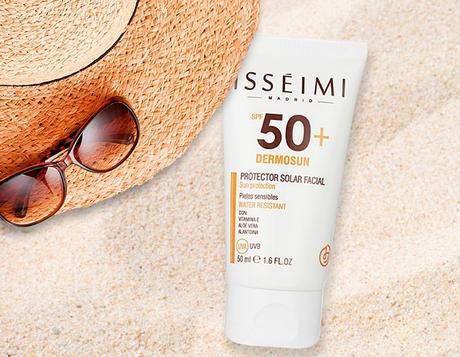 Protegida Frente a los Rayos Solares con Dermosun SPF50+ de Isséimi Protegida Frente a los Rayos Solares con Dermosun SPF50+ de Isséimi