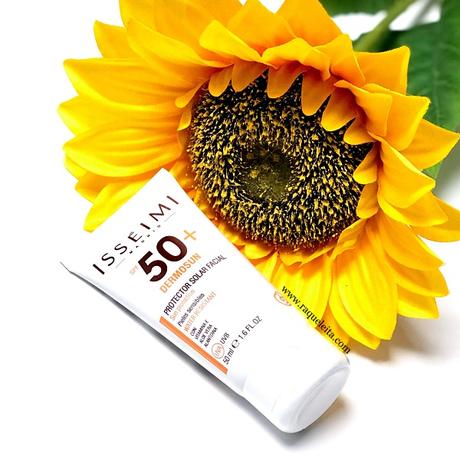 Protegida Frente a los Rayos Solares con Dermosun SPF50+ de Isséimi Protegida Frente a los Rayos Solares con Dermosun SPF50+ de Isséimi
