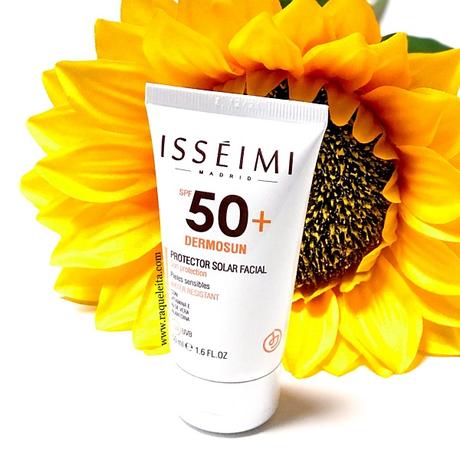 Protegida Frente a los Rayos Solares con Dermosun SPF50+ de Isséimi Protegida Frente a los Rayos Solares con Dermosun SPF50+ de Isséimi