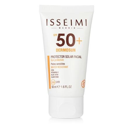 Protegida Frente a los Rayos Solares con Dermosun SPF50+ de Isséimi Protegida Frente a los Rayos Solares con Dermosun SPF50+ de Isséimi