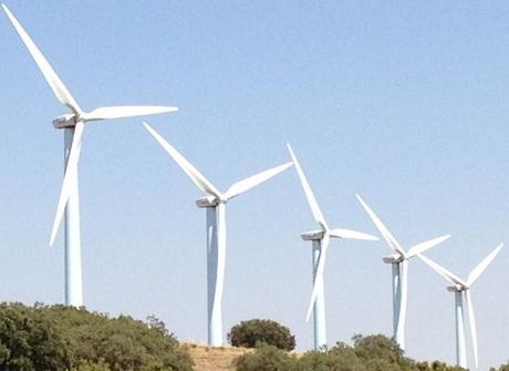 Campo de generadores eólicos en Albacete (España)