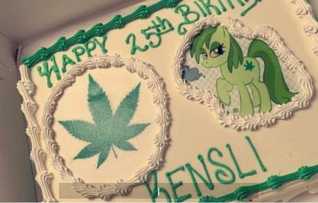 El pastel entregado estuvo adornado con temática de “mariguana”(Foto: Facebook)