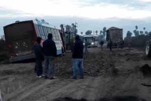 El Naranjito: Un colectivo quedó atascado por el mal estado de la ruta 348