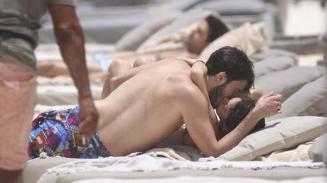 Besos a la orilla del mar, para Sebastián Yatra y Tini Stoessel (Foto: Grosby Group). 