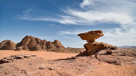 Roca de la Seta en equilibrio. Lugar turístico para la típica fotografía de viaje. Viajes_Abuelohara_Jordania