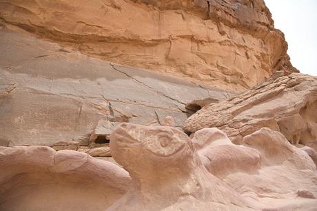 Inscripciones y esculturas en las rocas de Alameleh. Wadi Rum. Viajes_Abuelohara_Jordania