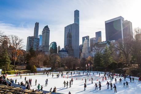 Ice-skating-Wollman-Rink-Central-Park-New-York-at-Christmas ▷ Comente sobre 15 cosas emocionantes para hacer en Nueva York con niños (o sin ellas) por 31 cosas perfectas para hacer en Nueva York con niños: una mezcla de paradas turísticas y aventuras únicas - The Vacation Gals