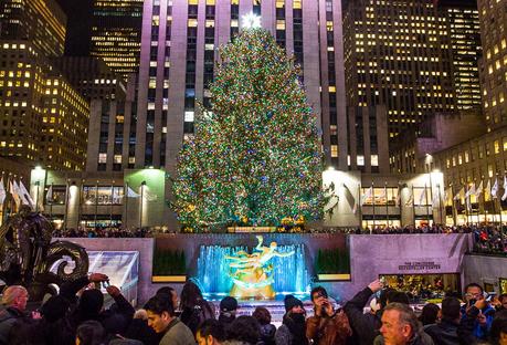 Rockefeller-Plaza-tree-things-to-do-in-New-York-at-Christmas ▷ Comente sobre 15 cosas emocionantes para hacer en Nueva York con niños (o sin ellas) por 31 cosas perfectas para hacer en Nueva York con niños: una mezcla de paradas turísticas y aventuras únicas - The Vacation Gals