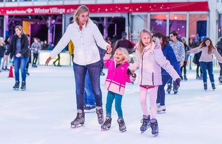 ice-skating-Bryant-Park-New-York ▷ Comente sobre el itinerario de 3 días en Nueva York para experimentar las mejores atracciones de Nueva York con 31 cosas perfectas para hacer en Nueva York con niños: una mezcla de paradas turísticas y aventuras únicas - The Vacation Gals